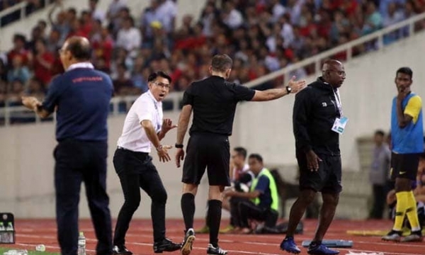 Ông Tan bỏ họp báo, cầu thủ Malaysia vây trọng tài sau trận đấu